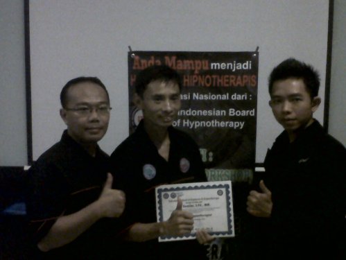 Iwan D. Gunawan (President of Indonesia School Hypnosis & Hypnotherapi) dan Gumilar (Owner of Hypnosis SHOT-Indonesia) dan Nikko (Trainer ISHH) 